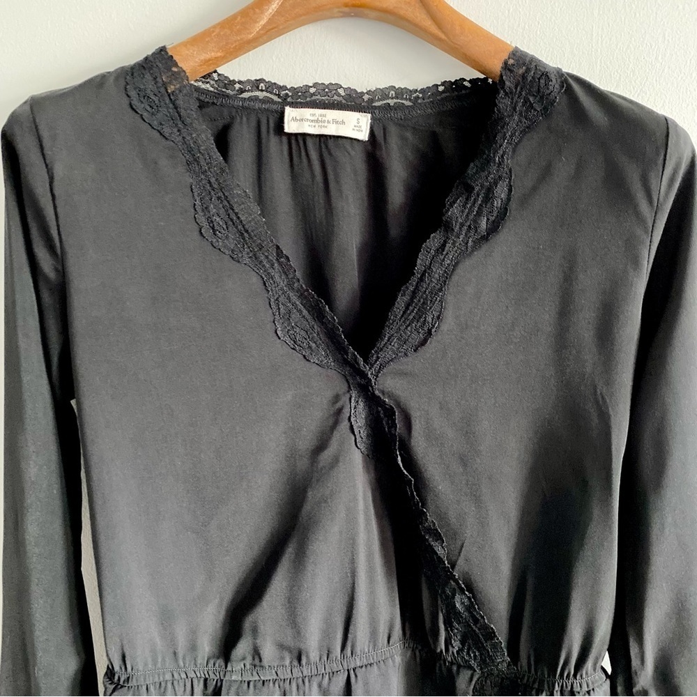 Abercrombie & Fitch Black Lace Wrap Top Size Small - Picture 2 of 4